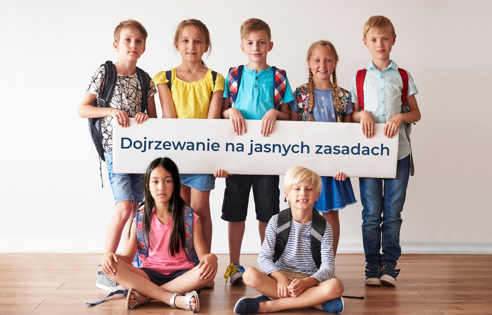 Szkolni przyjaciele z biala tabliczka